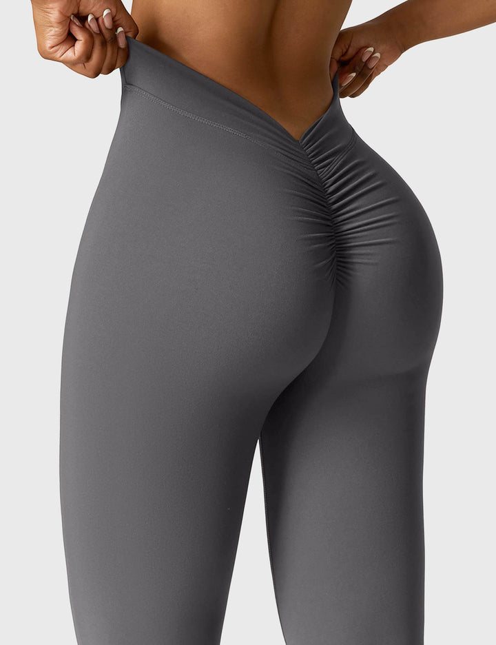 Ausgestellte Leggings mit V-Ausschnitt