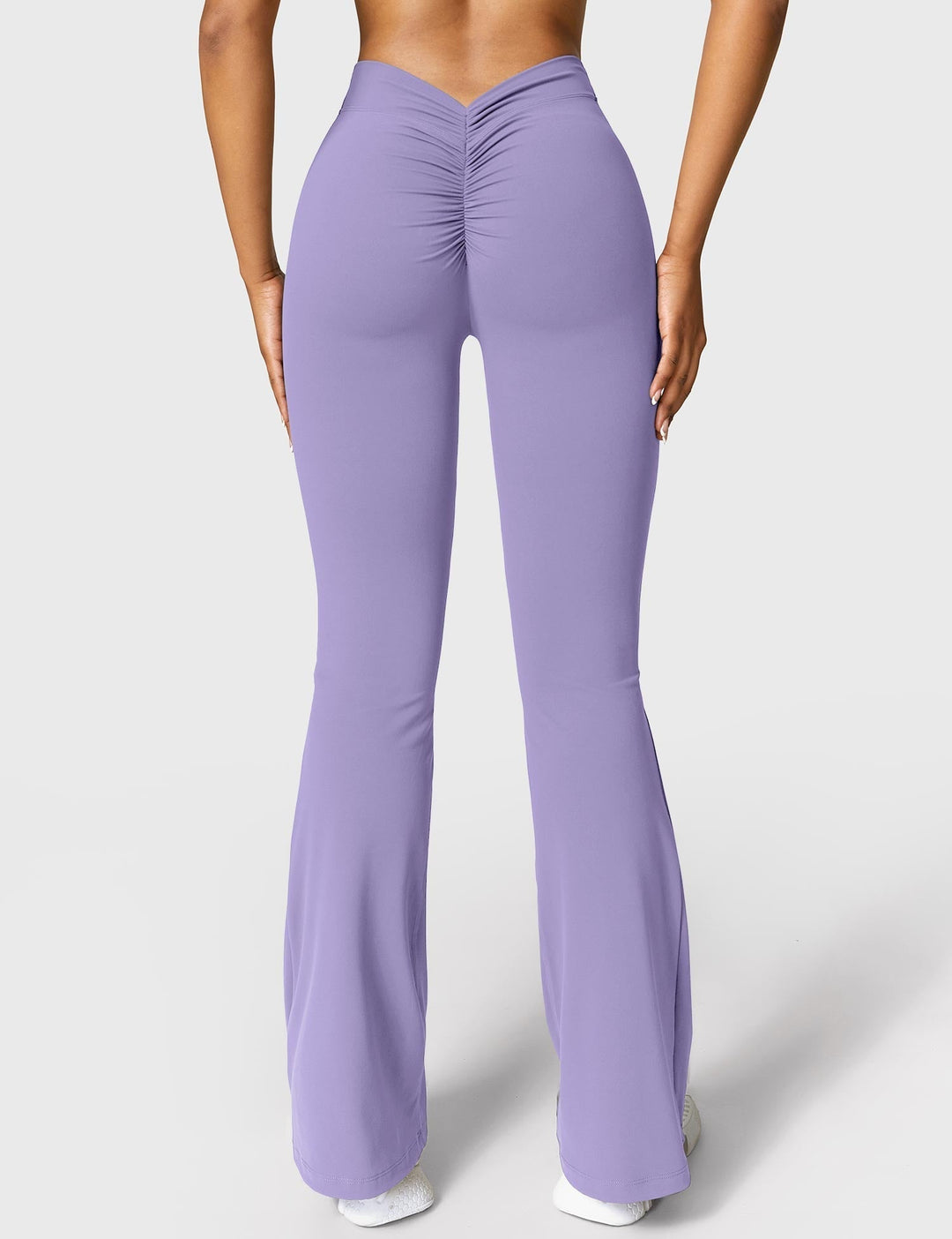 Ausgestellte Leggings mit V-Ausschnitt