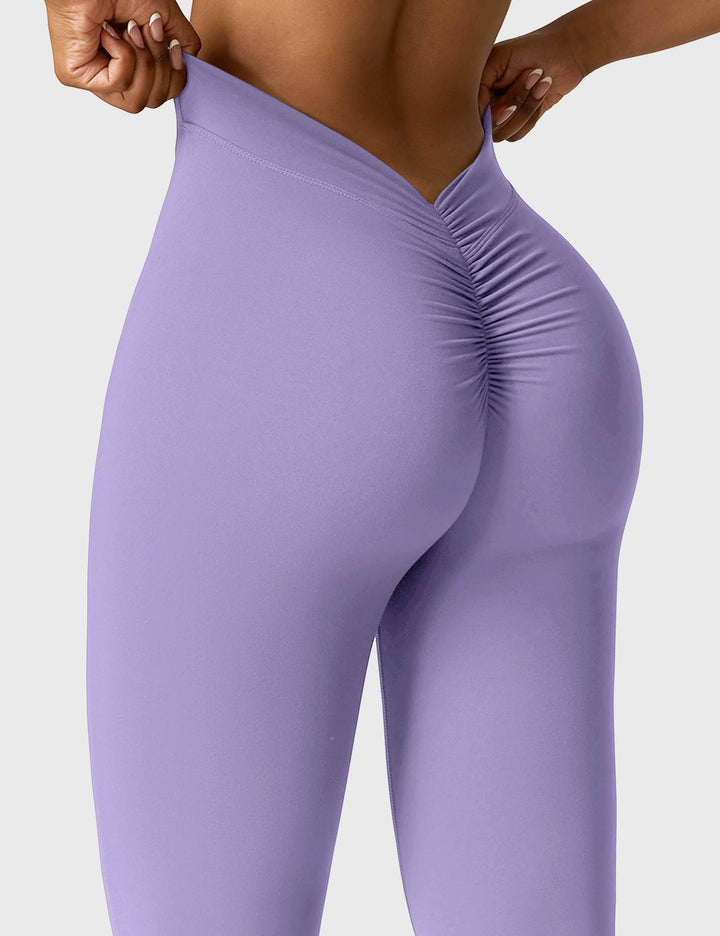 Ausgestellte Leggings mit V-Ausschnitt