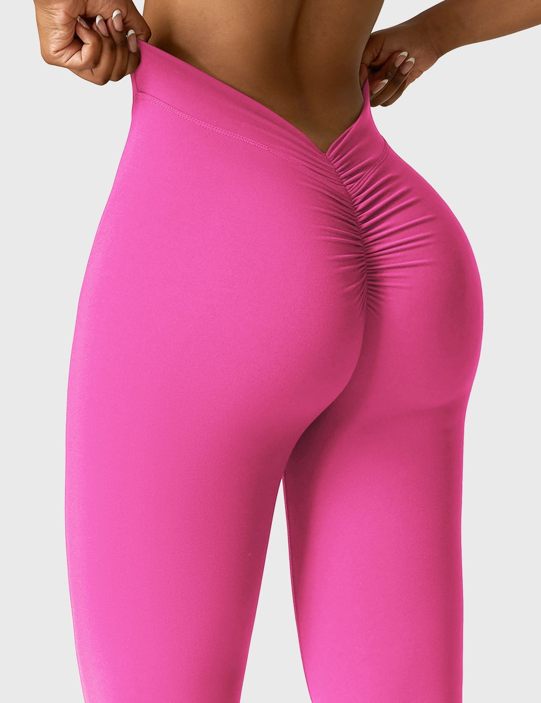 Ausgestellte Leggings mit V-Ausschnitt